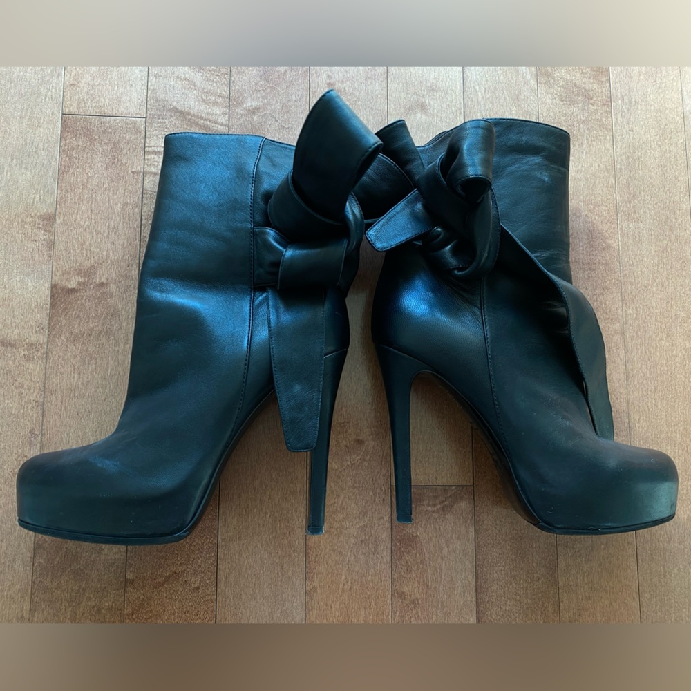 Dolce and Gabanna Elegant Black Ankle Boots with Bow Detail